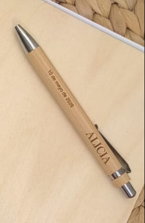 Bolígrafo de bambu grabado
